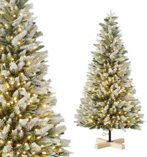 Besneeuwde kunstkerstboom met houten standaard