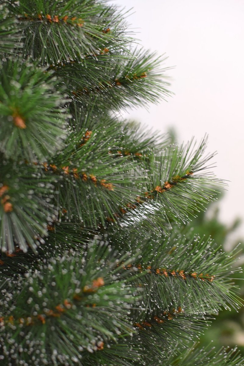 Famiflora Frosted Alpine kunstkerstboom 225 cm groen