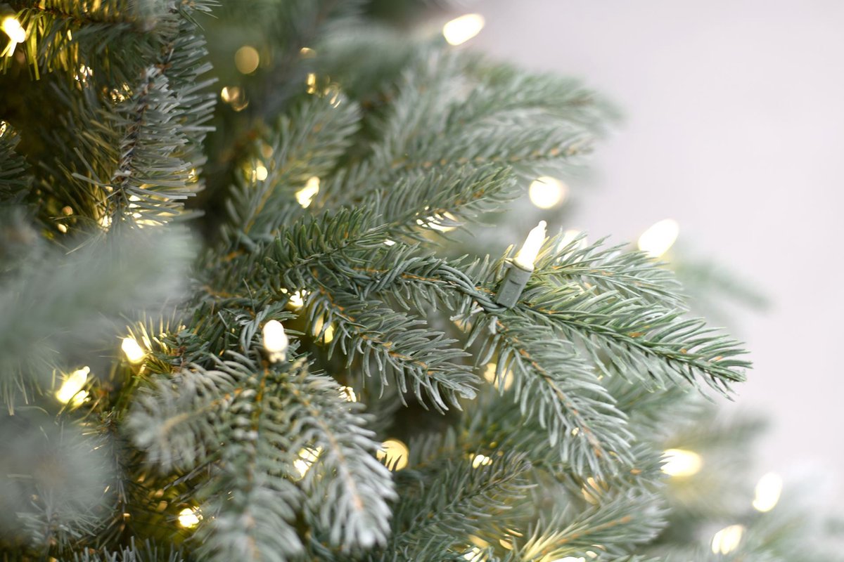 Frosted Mulberry kunstkerstboom 228 cm bevroren blauw
