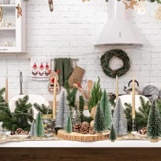Geen merk Mini kunstkerstboom set van 30 met houten sokkel - groen/zilver