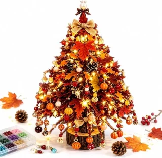 Kerstboom set met kralen en kleurrijke versieringen
