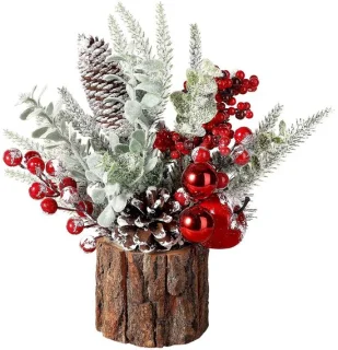 Kleine kerstboom met kerstversieringen