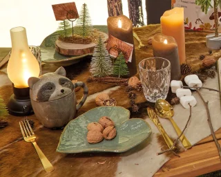 Kleine volle kerstboom 45 cm in jute zak met 10 lampjes op batterijen