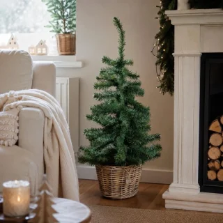 Kunst kerstboom in rotan mand – H90 cm