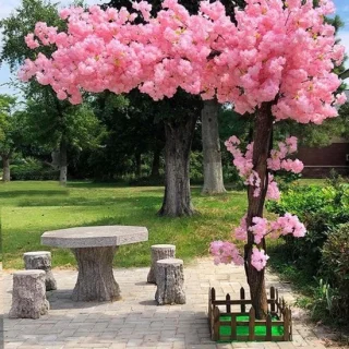 Kunstkersenboom met roze bloesems, houten stam