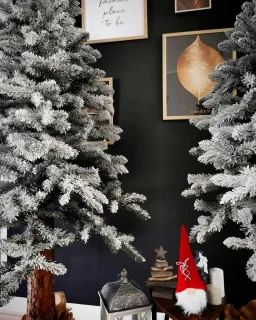 Kunstkerstboom 180cm op houten stam besneeuwd