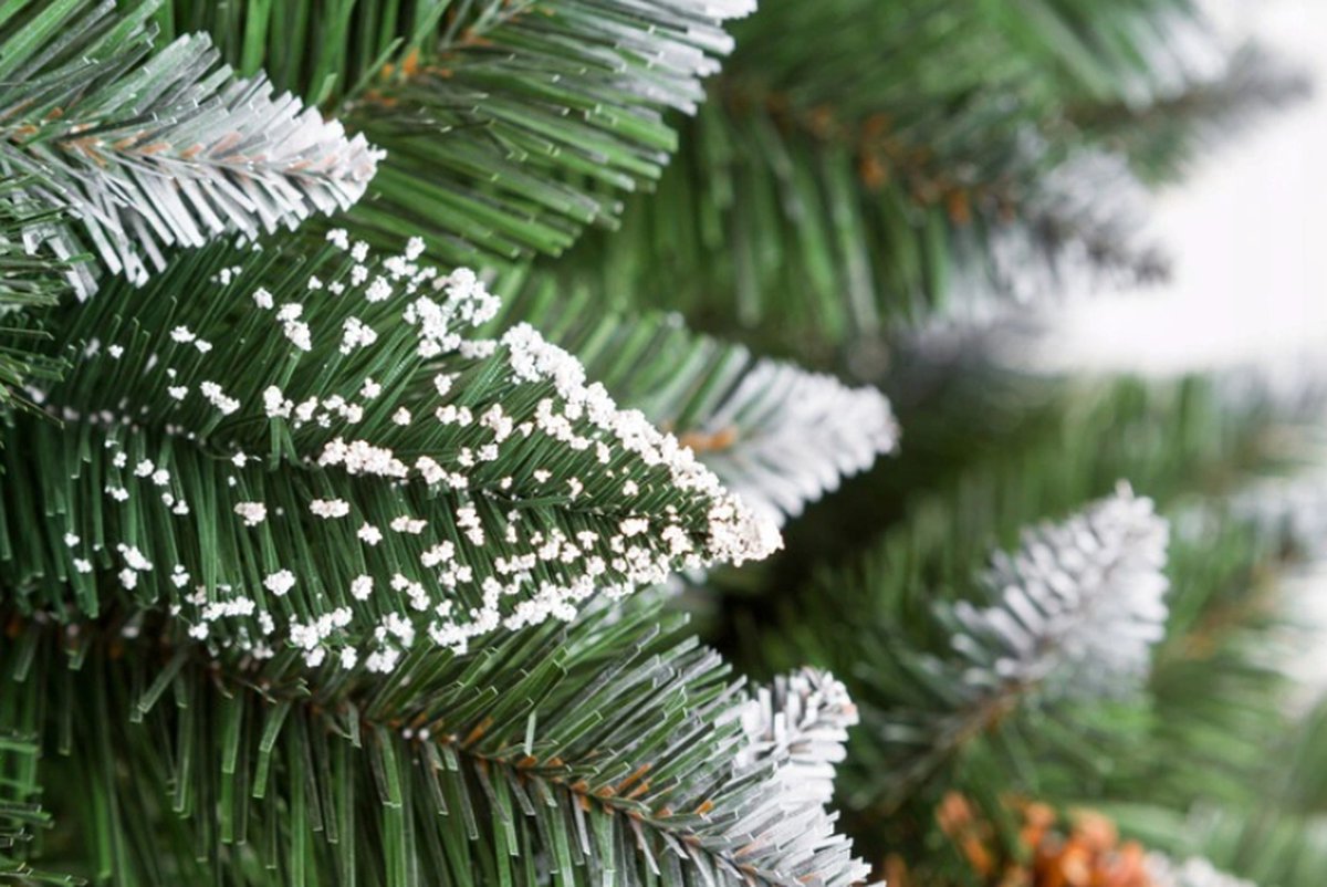 Kunstkerstboom 220 cm houten stam met sneeuw