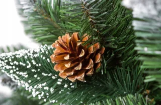 Kunstkerstboom 220 cm houten stam met sneeuw