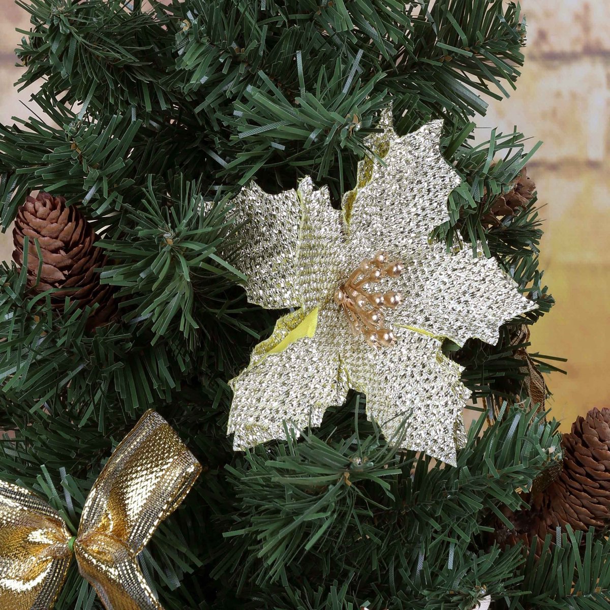 Kunstkerstboom 50cm met gouden ornamenten in pot