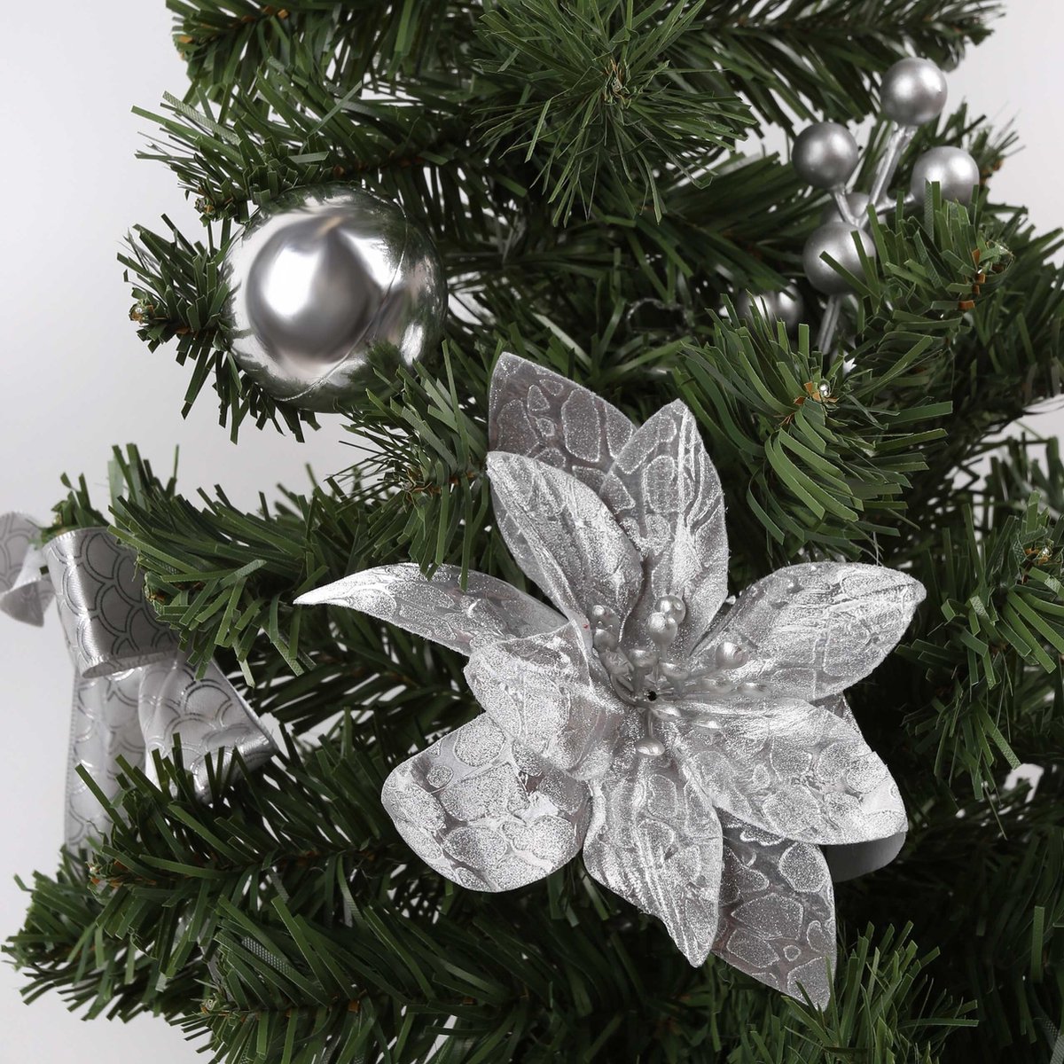 Kunstkerstboom 60cm in pot met zilveren ornamenten