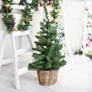 Kunstkerstboom 90 cm met rotan mand