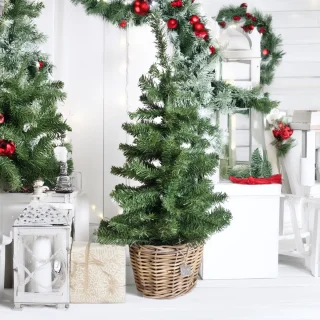 Kunstkerstboom 90 cm met rotan mand