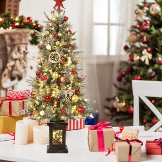 Kunstkerstboom in vintage plantenpot met rode bessen