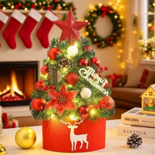 Kunstkerstboom met ornamenten en sterren