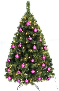 Kunstkerstboom met paarse ballen en verlichting