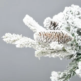 Kunstkerstboom – nepspar – decoratieve kerstboom – winterboom – sneeuwdecoratie