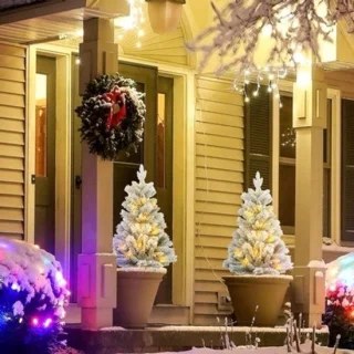 Kunstkerstboom set van 2 – traditionele kerstboom – 107 cm – groen/wit met dennenappels en rode bessen