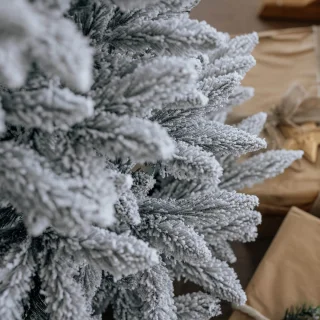 Kunstkerstboom Slanke Besneeuwde Spar PVC 150 cm