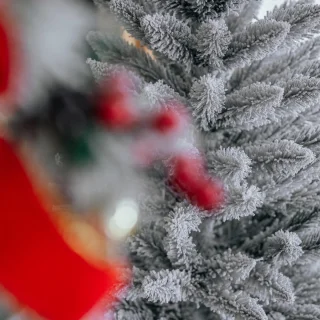 Kunstkerstboom Slanke Besneeuwde Spar PVC 150 cm