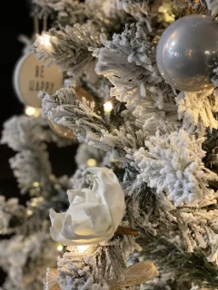 Memphis Flock - Besneeuwde kunstkerstboom 210 cm