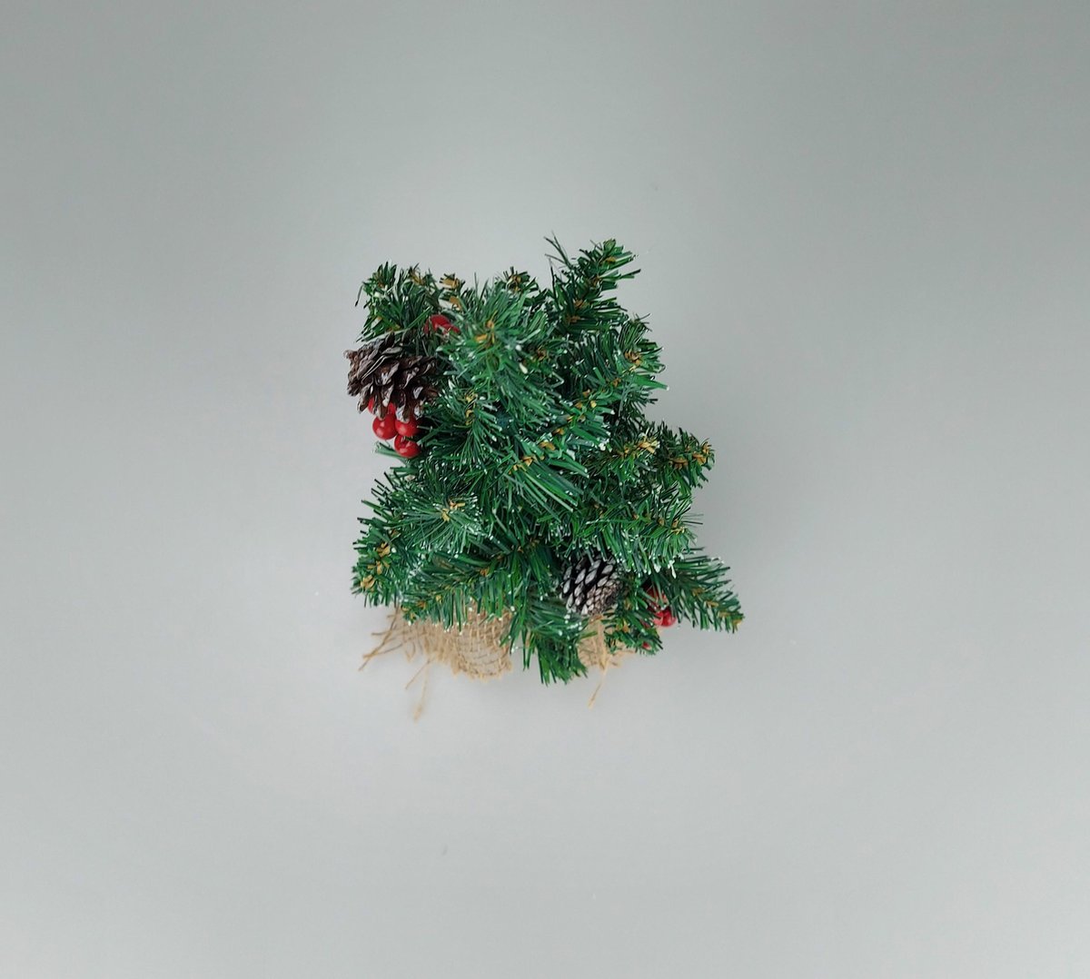 Mini kerstboom kunststof groen 43 cm met rieten mandje