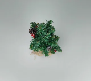 Mini kerstboom kunststof groen 43 cm met rieten mandje