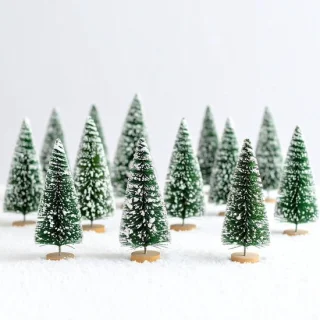 Miniatuur kerstboom groen 5 cm kunststof met sneeuw