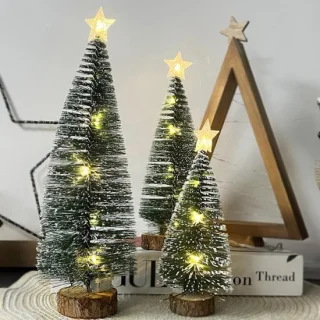Set van 3 kleine mini kunstkerstbomen met houten basis