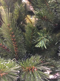 Wat vinden we goed aan de Triumph Tree Forest Frosted Kunstkerstboom Smal