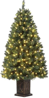 Voorgelichte kerstboom met rode bessen en sneeuwpopbasis