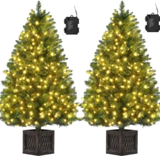 Voorgelichte kunstkerstboom met cementpot
