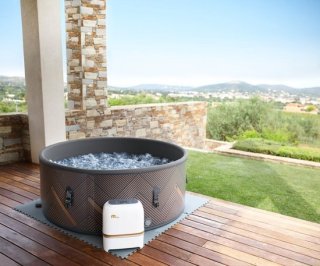 Alta Furniture Luxury SpaPro 6-Persoons Opblaasbare Whirlpool review