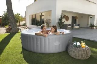 Wat vinden we goed aan de Lay-Z-Spa Hawaii Opblaasbare Spa 6-8 personen