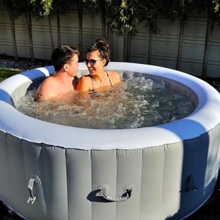 Wat vinden we goed aan de Novihome Luxe Whirlpool Opblaasbare Spa 4 Persoons Zwart-Wit