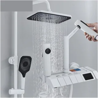 Moderne douchepaneel met digitale temperatuurregeling en regendouchekop