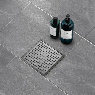Vierkante bodemsifon 150x150 mm met roestvrijstalen afvoerrooster en 360° draaibare douchekop