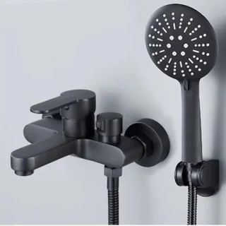 Zwarte badkraan met handdouche