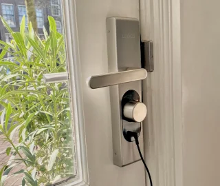 Loqed Bundel Smart Lock & Power Kit - Slim Deurslot - Smart Home - Cilinder & Codetoegang - Zwart