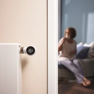 tado° Slimme Radiatorknop X Starterskit met Matter Bridge - 2 radiatorknoppen - zwart/wit