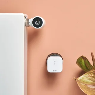 tado° Slimme Radiatorknop X Starterskit met Matter Bridge - 2 radiatorknoppen - zwart/wit