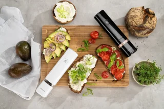 ZWILLING ENFINIGY Elektrische Salz- & Pfeffermuhle mit Keramikmahlwerk & LED Beleuchtung, Aufladbar per USB, 2-teiliges Set: Schwarz & Weiß