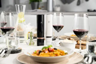 ZWILLING ENFINIGY Elektrische Salz- & Pfeffermuhle mit Keramikmahlwerk & LED Beleuchtung, Aufladbar per USB, 2-teiliges Set: Schwarz & Weiß