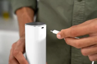 ZWILLING ENFINIGY Elektrische Salz- & Pfeffermuhle mit Keramikmahlwerk & LED Beleuchtung, Aufladbar per USB, 2-teiliges Set: Schwarz & Weiß