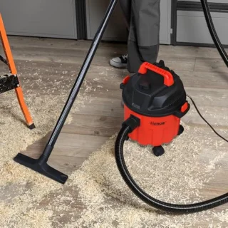 800 W nat- en droogzuiger met 10 liter capaciteit voor efficiënt reinigen