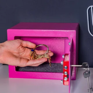 Wat vinden we goed aan de Aurixi Geldkluis met sleutel, Roze 17 x 23 x 17 cm