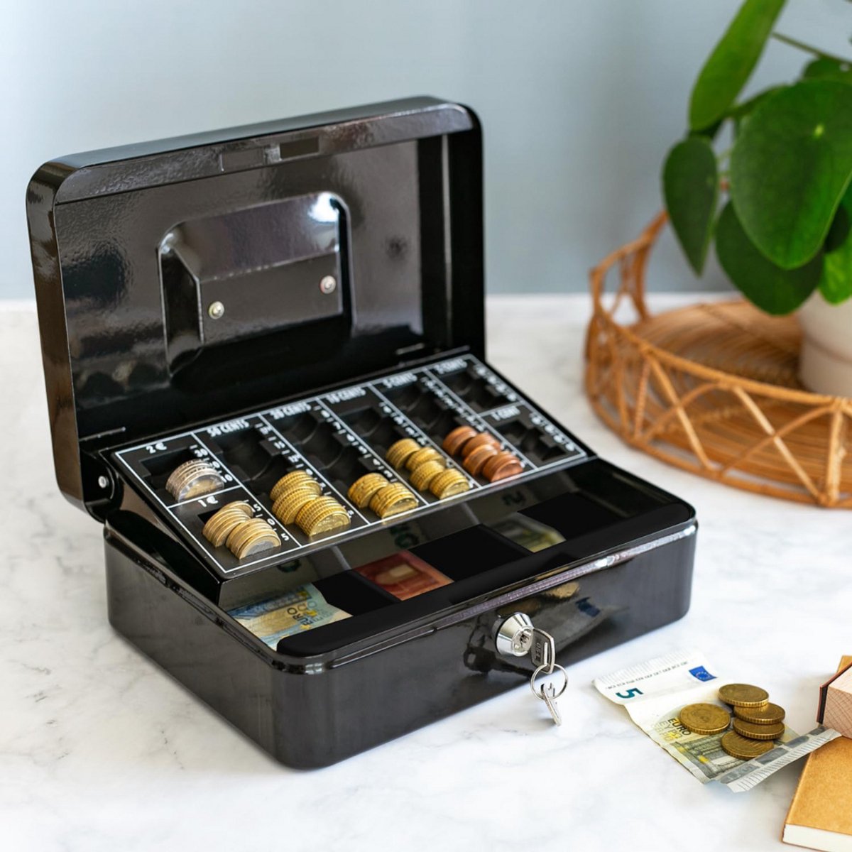 Wat vinden we goed aan de Brandwerend Geldkistje Small met Sleutel