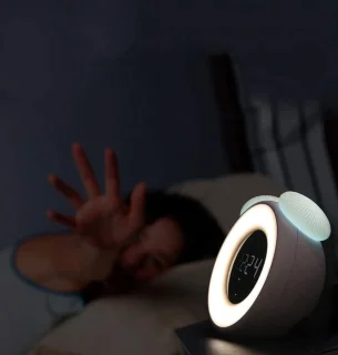 Wat vinden we goed aan de Wekker lamp met nachtlampje en sensor blauw