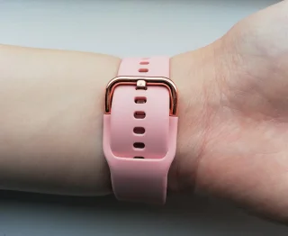 Belesy SMART smartwatch dames en heren goud roze siliconen