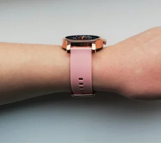 Belesy SMART smartwatch dames en heren goud roze siliconen