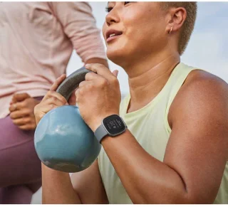 Fitbit Versa 4 Smartwatch Blauw